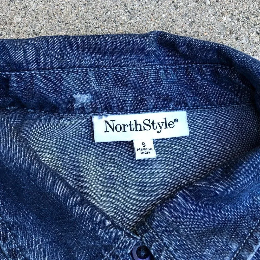 Vintage NORTH STYLE Denim Shirt Women's SMALL Embroidered Floral Button Up Top‌‌
